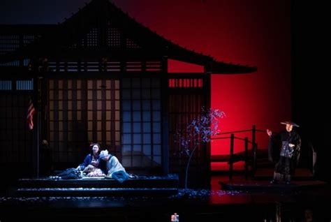  Madama Butterfly -  Een tragicomische opera die hartverscheurend liefdesverdriet met ontroerende melodieën verweeft