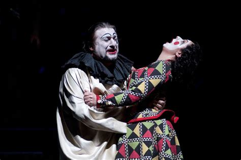  Pagliacci: Een meesterwerk van hartverscheurende melodieën en intens dramatische aria's.